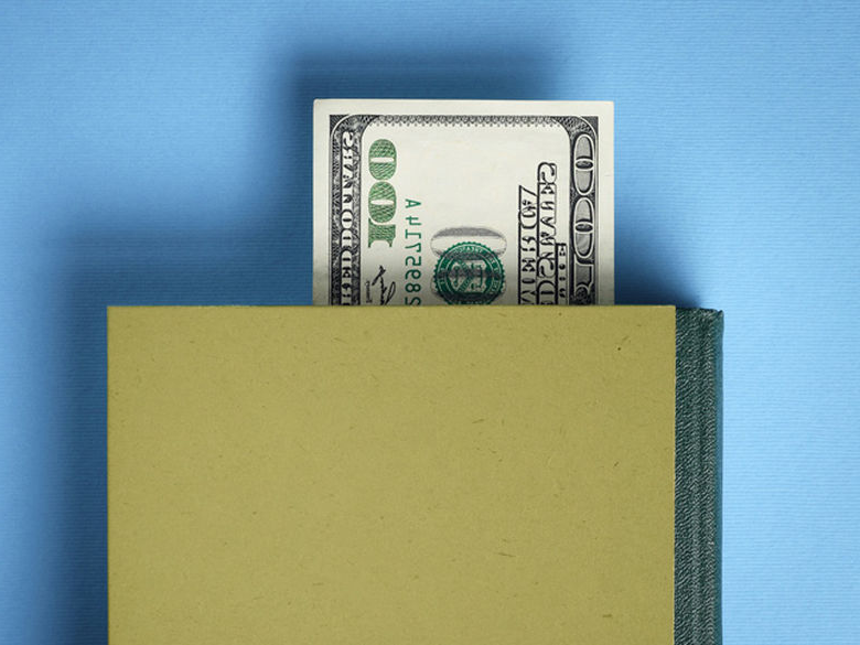 钱包的图片，上面有一张100美元的钞票 